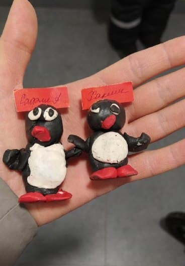 Хаким и Сафия сделали в садике пингвинчиков из пластилина